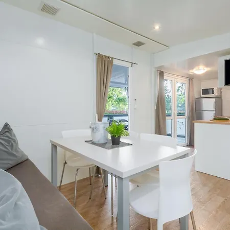 Mobile Homes Banko In Bijela Uvala And Zelena Laguna 假日公园 4*